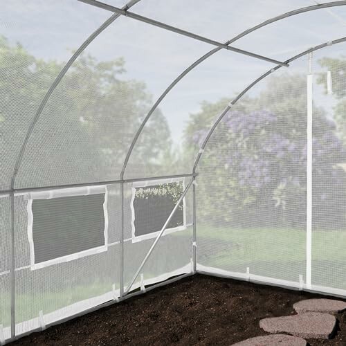 Intérieur d'un tunnel de jardin avec sol nu.