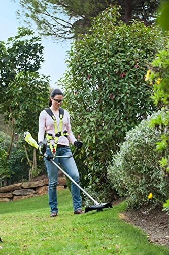 Personne utilisant un coupe-bordures dans le jardin.