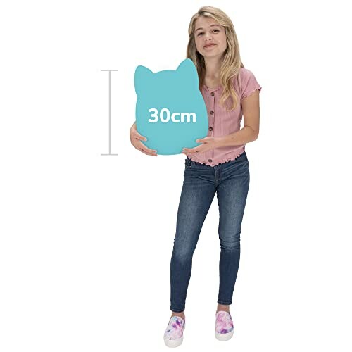Fille tenant un panneau en forme de chat de 30 cm