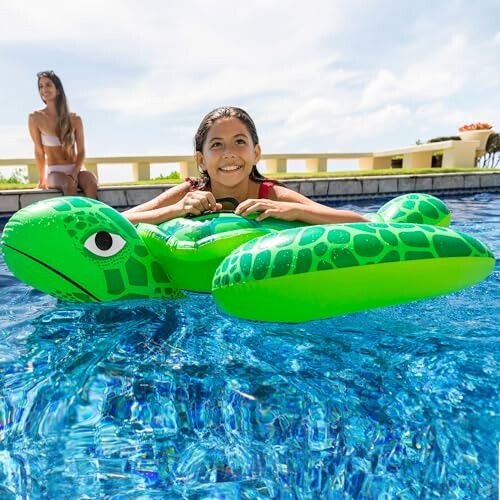 Fille sur une bouée tortue dans une piscine.