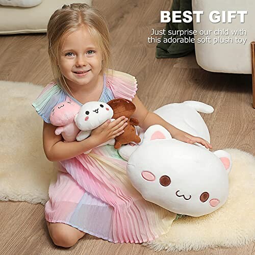 Petite fille avec des jouets en peluche sur le sol en bois.