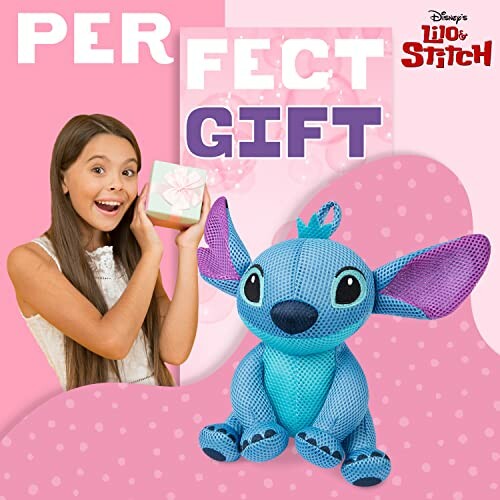 Fille souriante tenant un cadeau avec une peluche Stitch.