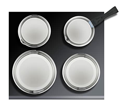 Ensemble de casseroles en verre sur une plaque de cuisson.