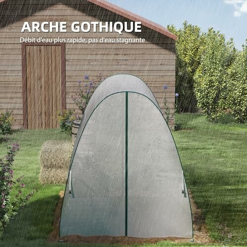 Abri de jardin sous la pluie avec arche gothique.