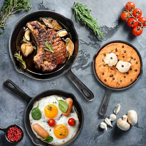 Différents plats cuisinés dans des poêles en fonte, y compris un steak, des œufs et un cookie.