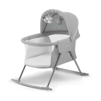 Berceau gris pour bébé avec jouets suspendus.