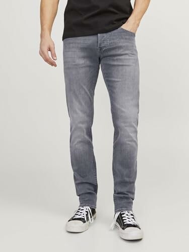 Jeans gris et baskets noires