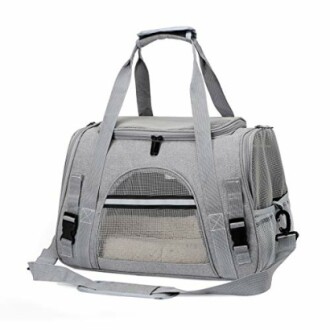 Sac de transport gris pour animaux de compagnie.