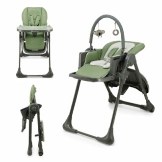 Chaise haute pour bébé verte avec accessoires.