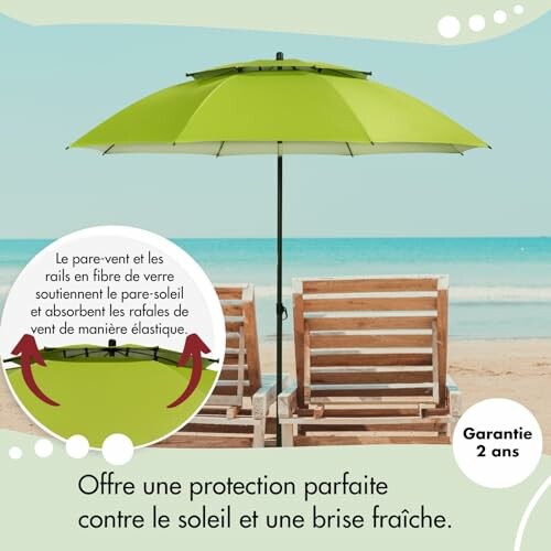 Parasol vert sur la plage avec deux chaises longues.