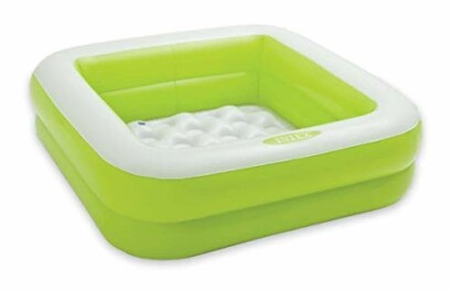 Petite piscine gonflable verte pour enfants.