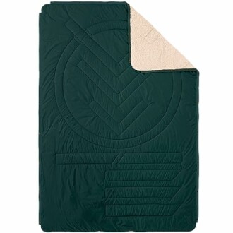 Couverture verte matelassée avec intérieur doux beige.