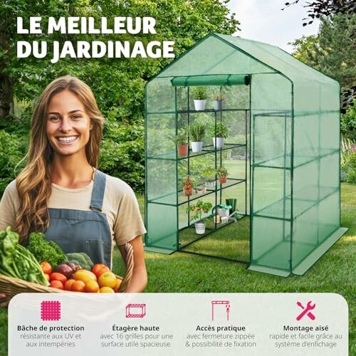 Serre de jardinage avec étagères et femme souriante tenant des légumes.