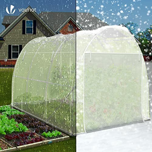 Serre de jardin sous la pluie et la neige devant une maison.