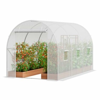 Serre avec des plates-bandes de légumes.