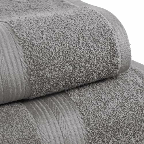 Serviettes de bain grises en tissu éponge.