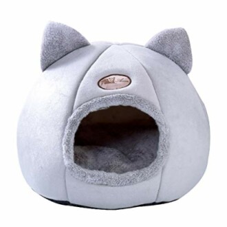 Lit douillet pour chat avec oreilles en peluche grises.