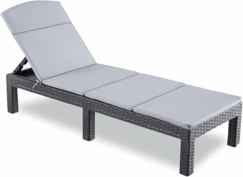 Chaise longue de patio grise avec coussins.