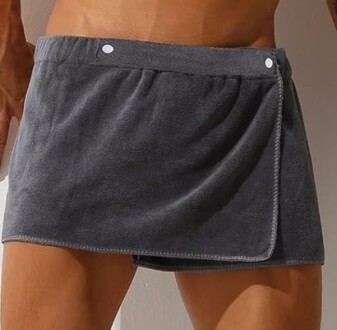 Homme portant un paréo gris en tissu éponge.