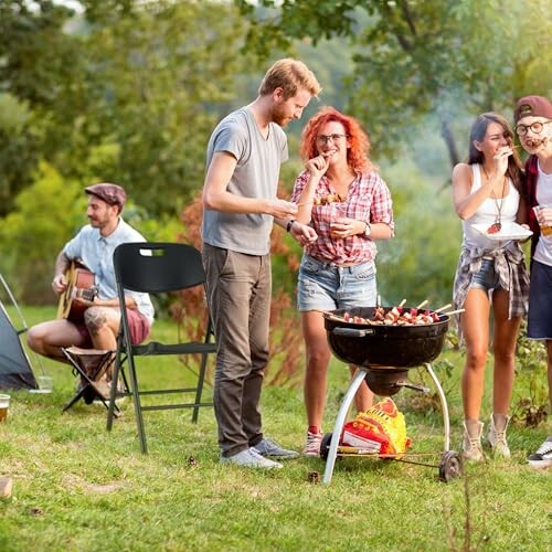 Groupe d'amis profitant d'un barbecue en plein air.