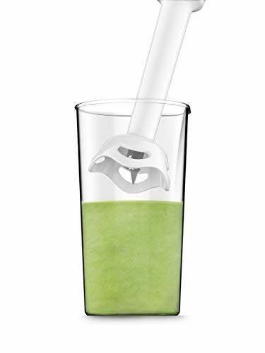 Mixeur plongeant dans un smoothie vert