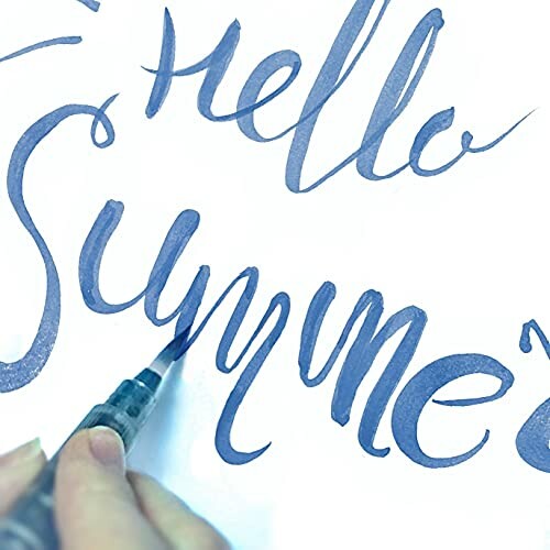 Lettrage à la main avec un stylo, texte 'Hello Summer'.