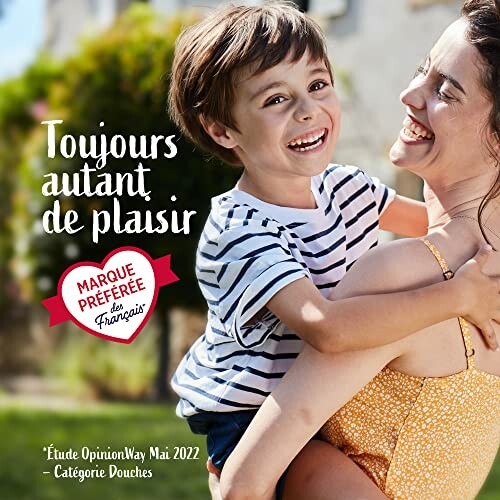 Mère souriante portant son fils dans un jardin.