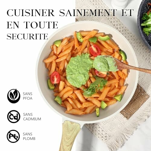 Pâtes avec sauce verte et légumes dans une poêle