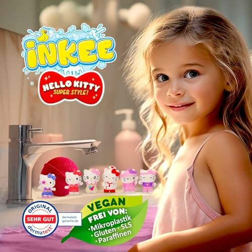 Enfant jouant avec des jouets de bain Hello Kitty