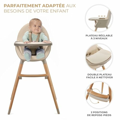 Chaise haute avec bébé, plateau réglable et repose-pieds.