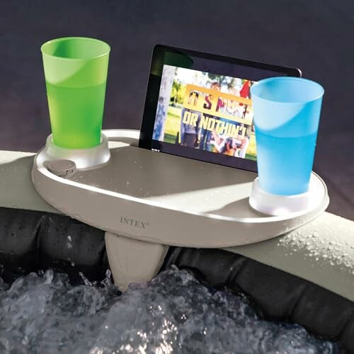 Porte-gobelets avec tablette sur un spa gonflable