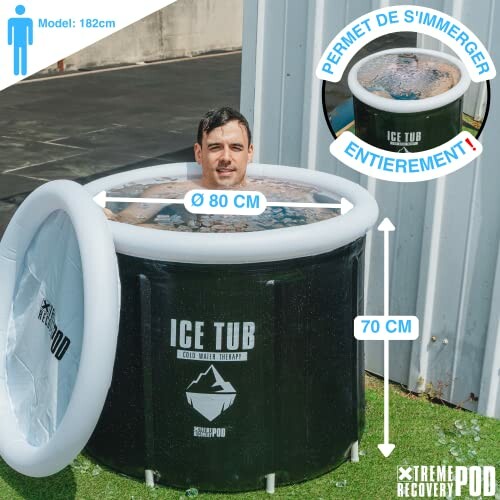 Homme utilisant une baignoire à glace en extérieur