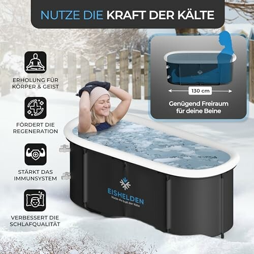 Femme se relaxant dans un bain de glace en plein air.