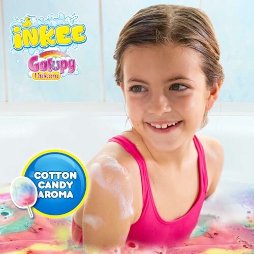 Enfant souriante dans un bain coloré avec mousse et logo Inkee.