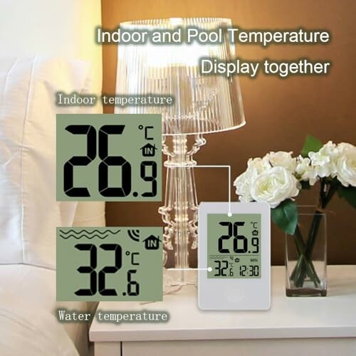 Thermomètre affichant la température intérieure et de la piscine sur une table de nuit.
