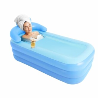 Femme se relaxant dans une baignoire gonflable avec une serviette sur la tête.
