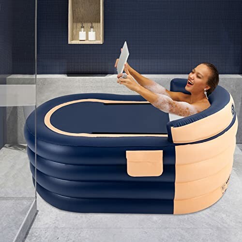 Femme se relaxant dans une baignoire gonflable avec tablette.