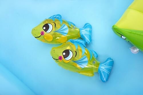 Deux jouets gonflables en forme de poisson sur l'eau.