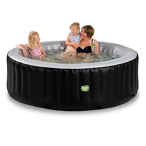 Famille profitant d'un bain à remous gonflable.