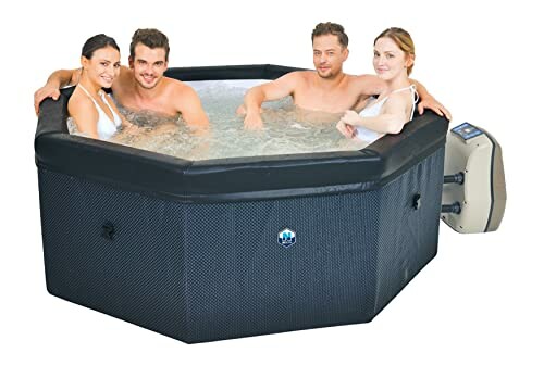 Quatre personnes dans un jacuzzi gonflable hexagonal.