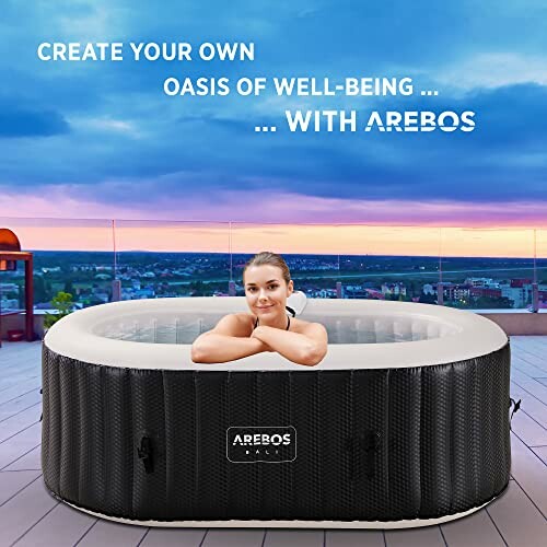 Femme dans un jacuzzi gonflable sur un toit avec vue panoramique.