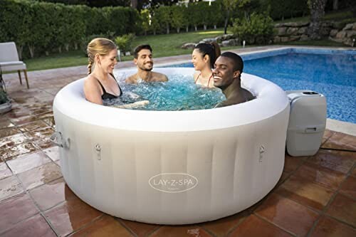 Quatre personnes profitent d'un spa gonflable extérieur.
