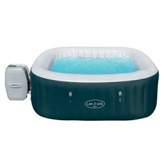 Spa gonflable carré avec eau bleue.