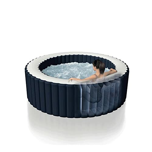 Femme relaxant dans un jacuzzi gonflable.