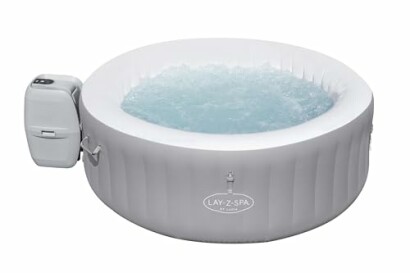 Bain à remous gonflable rempli d'eau