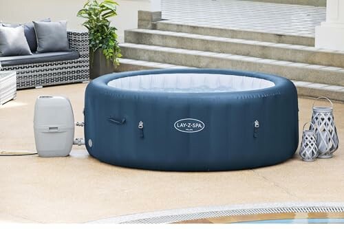 Spa gonflable bleu avec accessoires à côté.