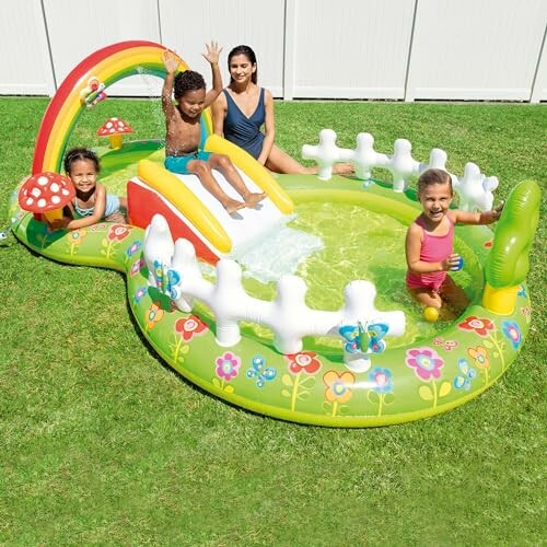 Enfants jouant dans une piscine gonflable avec toboggan.
