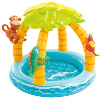 Piscine gonflable pour enfants avec animaux et palmiers.