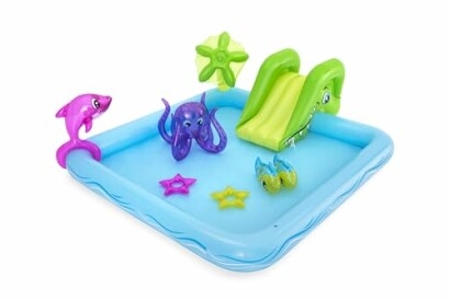 Piscine gonflable pour enfants avec toboggan et jouets marins.