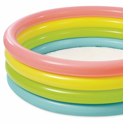Piscine gonflable colorée pour enfants.